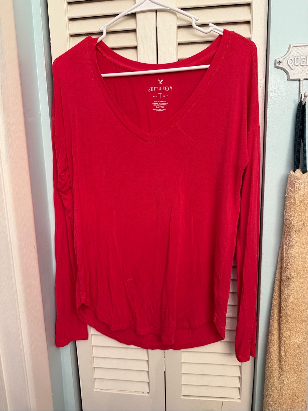 American Eagle Outfitters Soft & Sexy Red V-Neck Long Sleeve Tee